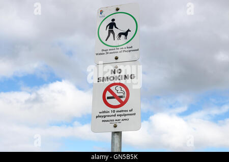 Rauchverbot im Umkreis von 10 m von Spielgeräten an Megasaurus Park Cranbourne East Melbourne Victoria Australia Stockfoto