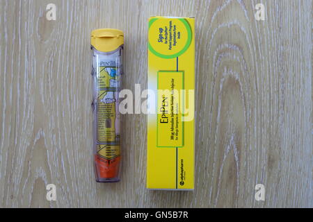 Schließen Sie herauf Bild der Erwachsenen EpiPen - Adrenalin-Injektion für Anaphylaxie Stockfoto