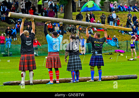 Teilnehmer der Caber tossing Wettbewerb, Ceres Highland Games, Ceres, Schottland, Vereinigtes Königreich Stockfoto