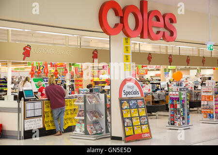 Coles Supermarktkette, im Besitz von Wesfarmers, hier ein Geschäft an den nördlichen Stränden von Sydney, Australien Frau am Kundenservice-Schalter Stockfoto