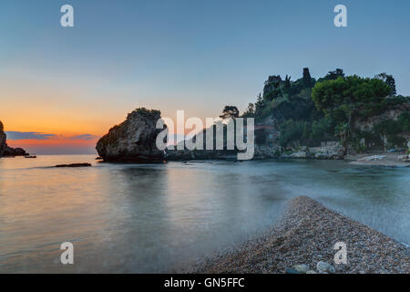 Sonnenaufgang an der Küste von Taormina in Sizilien mit der schönen Isola Bella Stockfoto