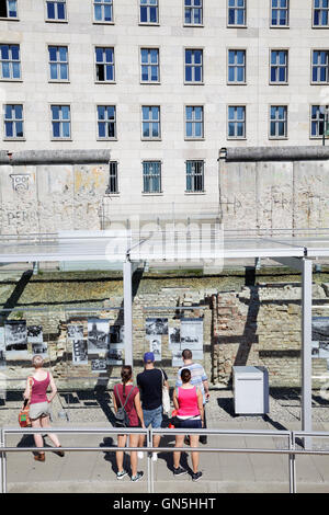 Besucher dieser Seite von der Open-Air-Ausstellung an der Topographie des Terrors, Berlin, Deutschland Stockfoto