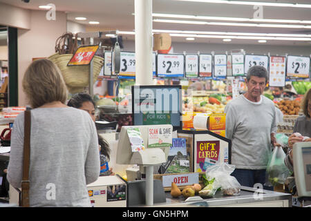 Check-out bis eine Harris Farm vermarktet Supermarkt in Sydney, Australien Stockfoto