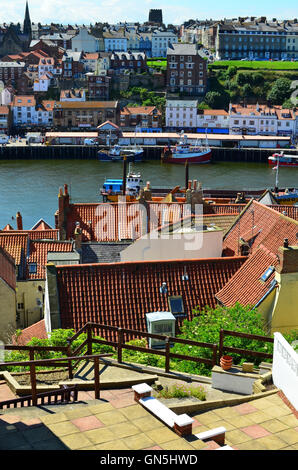 Ein Blick über die Dächer der alten Stadt von Whitby in North Yorkshire Moors England UK Stockfoto