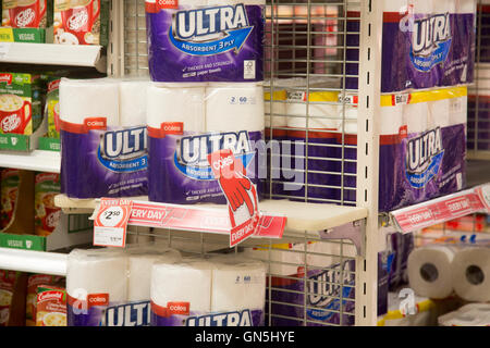 Papier Küchentücher zum Verkauf in einem Coles Supermarkt in Sydney, Australien Stockfoto