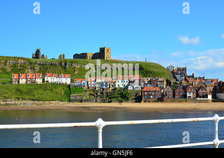 Eine Ansicht der Whitby Abtei und Kirche über den Hafen von Whitby in North Yorkshire moors England UK Stockfoto