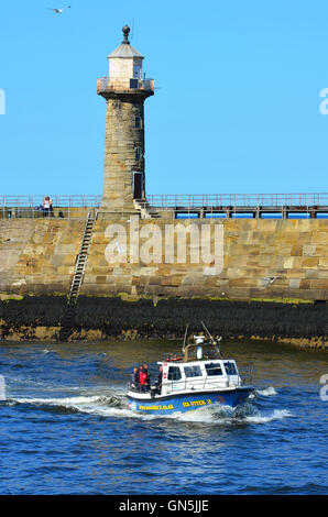 Boot in Whitby Hafen North Yorkshire England UK Stockfoto