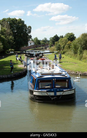 Ein breiter Strahl Hotelboot Wessex Rose im Gange auf dem Kennet und Avon Kanal in Caen Hill in der Nähe von Devizes Wiltshire England UK Stockfoto