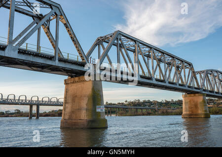Die Schienen- und Straßenbrücken über den Fluss Murray an der Murray Bridge South Australia. Stockfoto