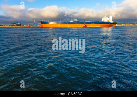 Schlepper ziehen die Tanker auf hoher See am Morgen. Stockfoto