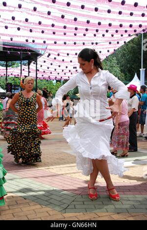 Spanische Frauen Flamenco tanzen während der Romeria San Bernabe Festival, Marbella, Costa Del Sol, Provinz Malaga, Spanien. Stockfoto