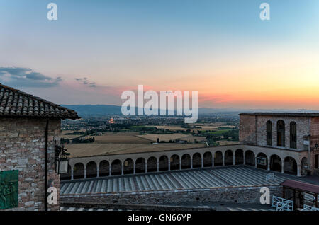 Assisi (Umbrien) Blick bei Sonnenuntergang Stockfoto