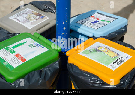 Badesi, Sardinien, Italien - 15. Juli 2016. Container zum recycling in den Strand. Die richtige Lösung für einen sauberen Strand. Stockfoto