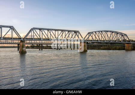 Die Schienen- und Straßenbrücken über den Fluss Murray an der Murray Bridge South Australia. Stockfoto