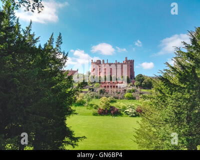 Vorderansicht des walisischen Schloss und Gärten Stockfoto