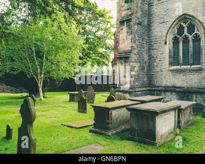 Gräber in der Nähe der Kirche Stockfoto