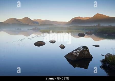 Ein Farbbild, aufgenommen an einem nebligen Morgen Morgen, wie die aufgehende Sonne die schwarzen Mount Produkte treffen Stockfoto