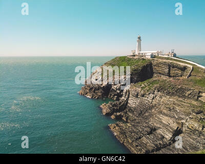 Weißen Leuchtturm an der Felsenküste Stockfoto
