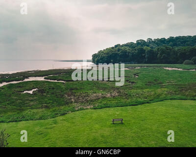 Blick auf das Meer vom Laugharne Castle Stockfoto