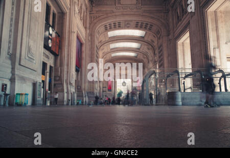 Viel beschäftigte Leute am Bahnhof Stockfoto