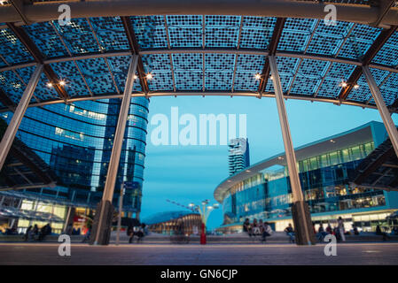 Moderne Plaza bei Nacht in der futuristischen Stadt Stockfoto