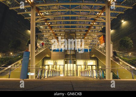 Menschen auf Rolltreppen und Aufzug in einem modernen Einkaufszentrum Stockfoto