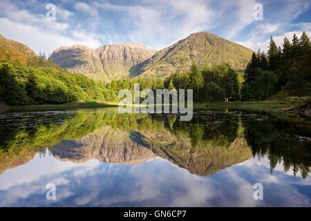 Ein Farbbild auf noch Ufer des Torren Lochan genommen Stockfoto