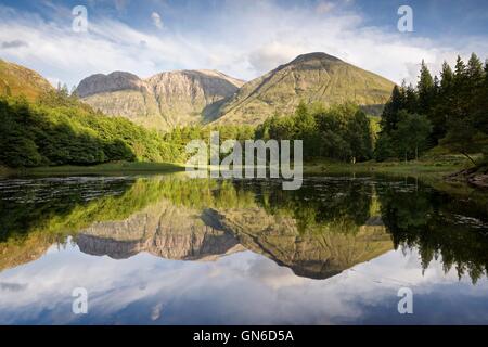 Ein Farbbild auf noch Ufer des Torren Lochan genommen Stockfoto