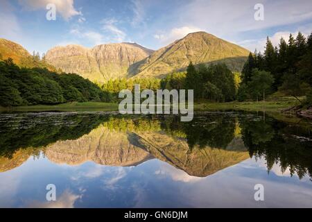 Ein Farbbild auf noch Ufer des Torren Lochan genommen Stockfoto