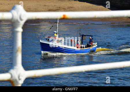 Boot aus Whitby Hafen North Yorkshire England UK Stockfoto