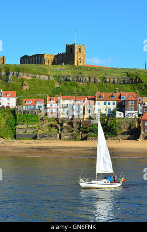 Boot aus Whitby Hafen North Yorkshire England UK Stockfoto