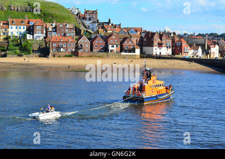 RNLI-Rettungsboot in Whitby Hafen North Yorkshire England UK Stockfoto