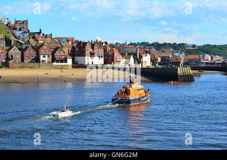 RNLI-Rettungsboot in Whitby Hafen North Yorkshire England UK Stockfoto