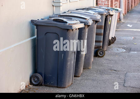 Linie von Wheelie verweigern Lagerplätze ausgelassen auf dem Bürgersteig zur Abholung Stockfoto