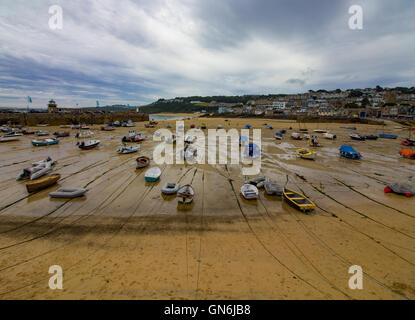 Kleine Boote gestrandet bei Ebbe im Hafen von St. Ives, Cornwall, UK Stockfoto