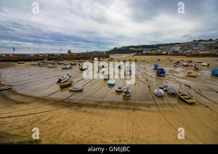 Kleine Boote gestrandet bei Ebbe im Hafen von St. Ives, Cornwall, UK Stockfoto