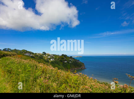 Einen sonnigen Blick in Cornwall von der South West Coastal Walk. Stockfoto