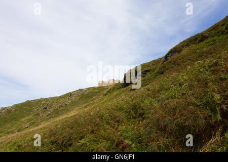 Ein altes imposante Haus mit Blick auf einem grasbewachsenen Hügel. Stockfoto