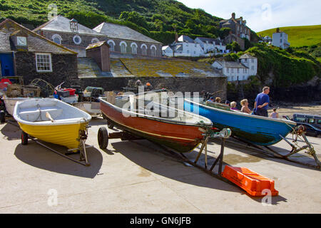 Ruderboote, dargestellt an einem sonnigen Sommernachmittag in Port Isaac in Cornwall, Großbritannien Stockfoto