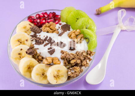 Granola Müsli mit rohem Obst. Gesundes Frühstück Stockfoto