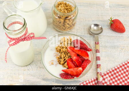 Müsli, frische Erdbeeren und Milch. Gesundes Frühstückszutaten Stockfoto