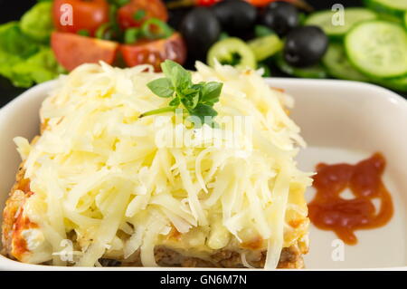 Serviert mit frischem Gemüse Lasagne-Teil hautnah Stockfoto