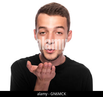 Junger Mann schickt einen Kuss Luft auf einem weißen Hintergrund. Stockfoto