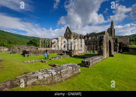 Tintern Abbey in der Nähe von Dorf Tintern, Monmouthshire Wales UK. am Ufer des Flusses Wye.Founded in 1131by Walter de Clare. Touristen Stockfoto