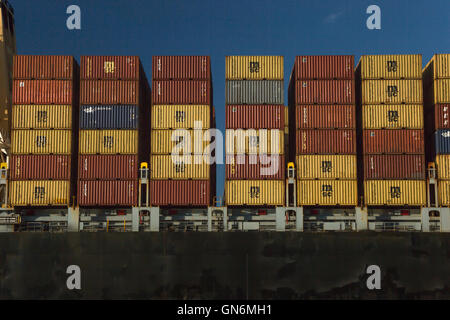 GESTAPELTE CONTAINER MAERSK LINE MSC BARBARA BREAK BULK CONTAINER CARGO SCHIFF SAVANNAH RIVER SAVANNAH GEORGIA USA Stockfoto