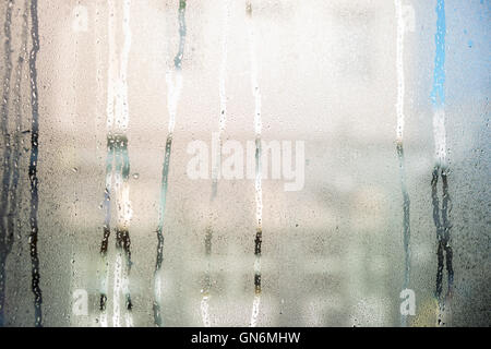 BLICK DURCH KONDENSATION AUF GLAS SHOP FENSTER DOWNTOWN SAVANNAH GEORGIA USA Stockfoto