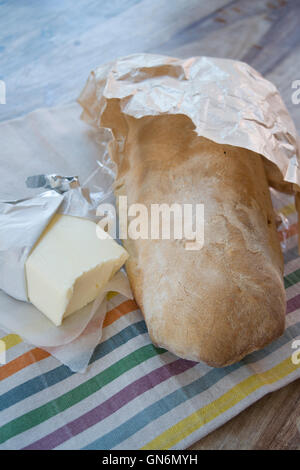 hausgemachte Laib Brot und butter Stockfoto