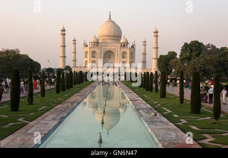 Sonnenuntergang über den Taj Mahal und ornamentalen Pool in Agra, Uttar Pradesh, Indien Stockfoto
