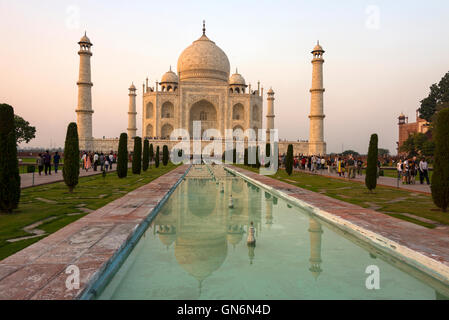 Sonnenuntergang über den Taj Mahal und ornamentalen Pool in Agra, Uttar Pradesh, Indien Stockfoto