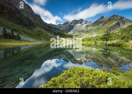 See Reflexionen am Lake Arpy (Lago d'Arpy). Sommersaison. Morgex. Das Aostatal. Italienische Alpen. Europa. Stockfoto